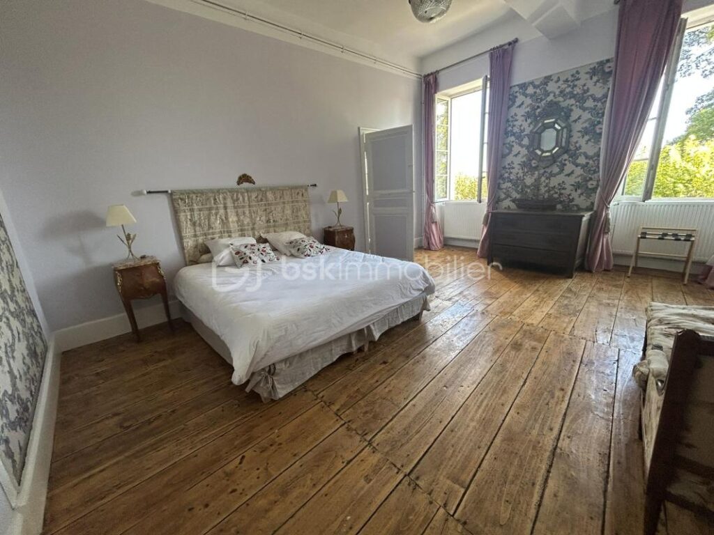 CHÂTEAU et SA MAISON de Gardien – VUE -TERRAIN – PISCINE – DÉPENDANCES – NR pièces – 12 chambres – 722 m²