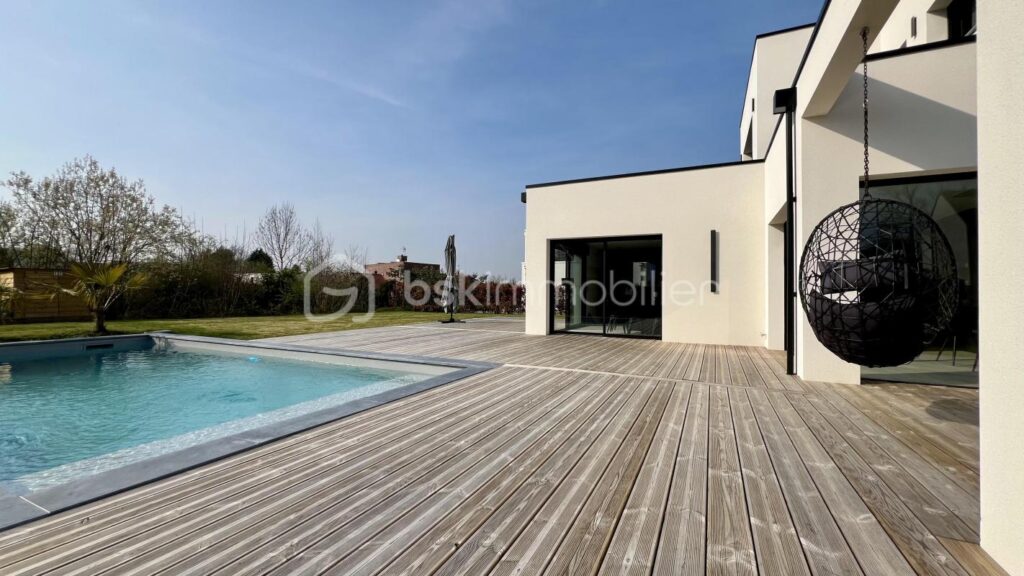 Maison cubique individuelle avec piscine – 7 pièces – 4 chambres – 245 m²