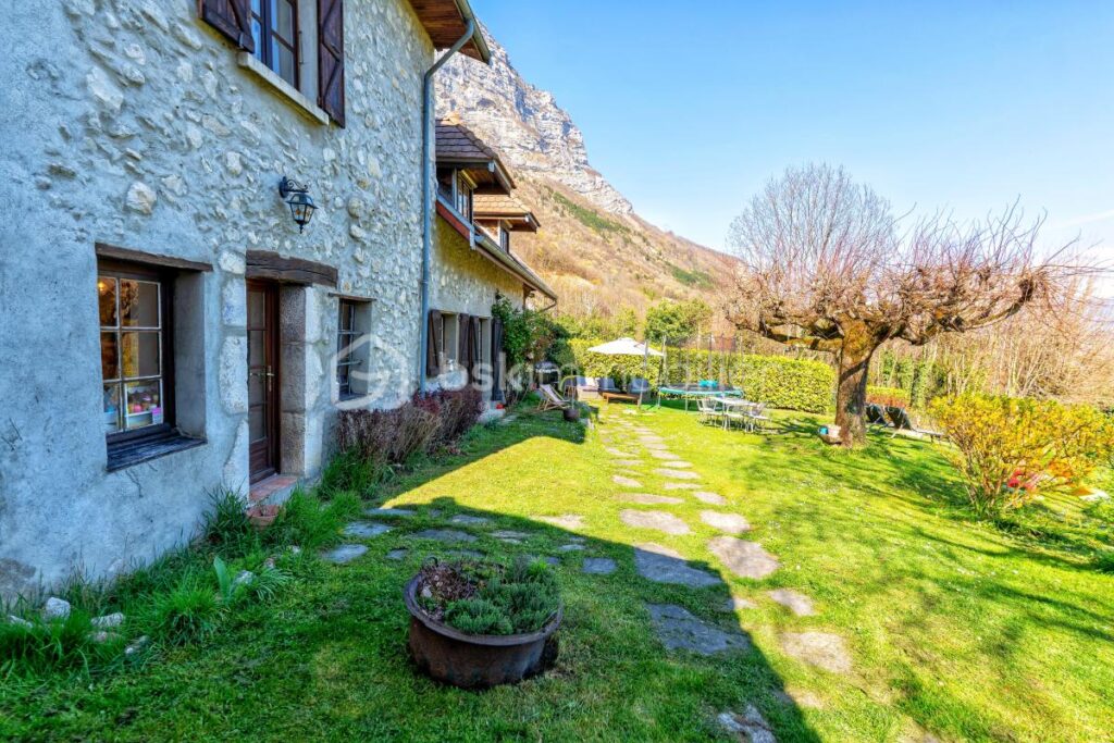 Maison de caractère de 170m2 sur un terrain de 2370m2 – 6 pièces – 4 chambres – 168 m²