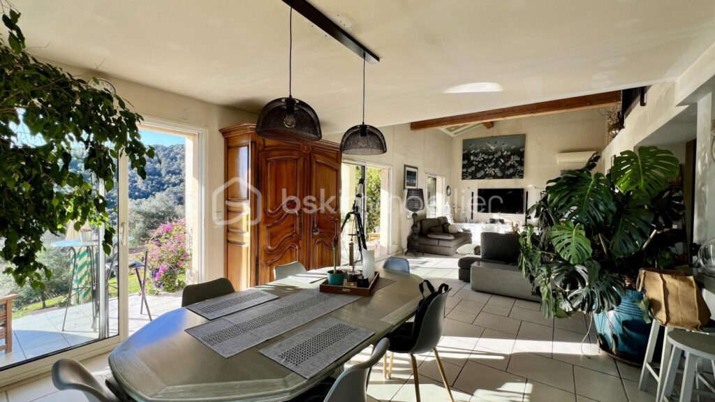 COUP DE CŒUR pour une villa individuelle à Vence Sud. Vue mer. Terrain piscinable – 4 pièces – 3 chambres – 135 m²