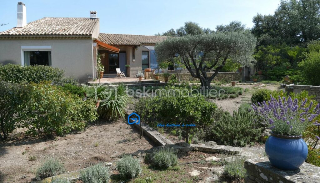 Exceptionnel ! Rare sur le secteur. Villa au cœur des Alpilles, jardin, piscine, terrain clôturé – 5 pièces – 4 chambres – 148 m²