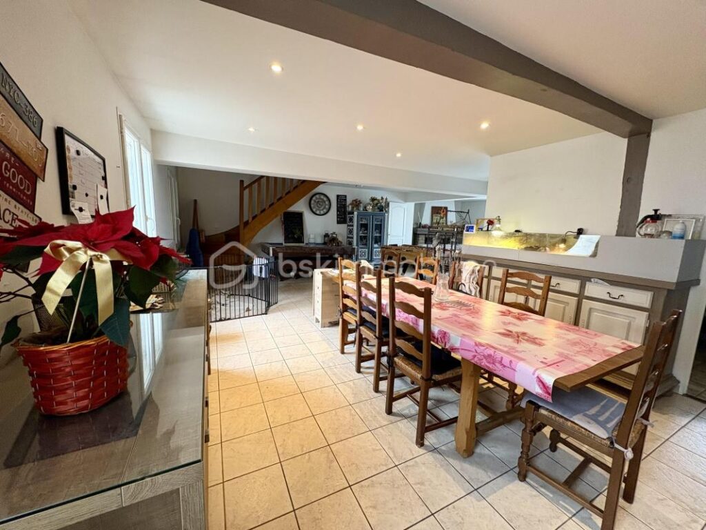 Grande maison familiale à la campagne – 6 chambres – Piscine couverte – Terrain avec dépendances – 10 pièces – 6 chambres – 205 m²