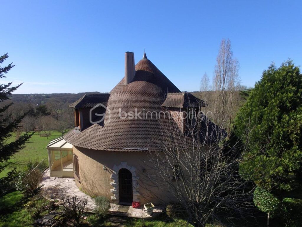Maison atypique ronde dans un écrin de verdure en Vallée de la Vienne – 5 pièces – 1 chambre – 115 m²