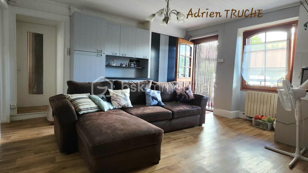 CHALLONGES — AU CALME — BEAUX ESPACES — SOUS SOL COMPLET – 8 pièces – 6 chambres – 135 m²