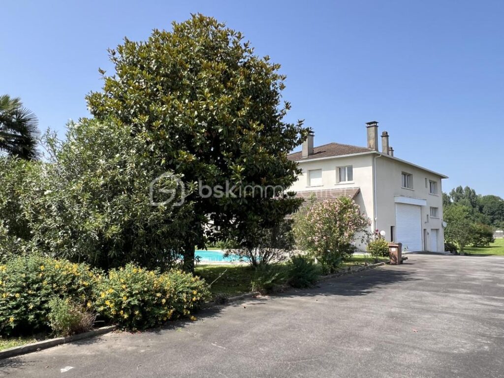 Maison 9 pièces – 9 pièces – 5 chambres – 282 m²