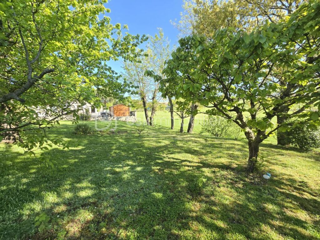 Terrain à vendre – Exposition SUD – Calme et proche commodités ! – NR pièces – NR chambres – 600 m²