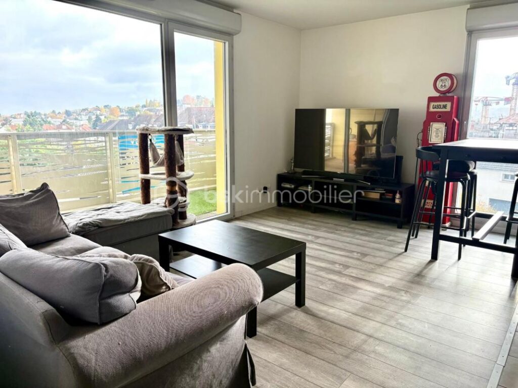 APPARTEMENT F4 LUMINEUX AVEC VUE DÉGAGÉE SUR LA TOUR DE MONTLHÉRY – 4 pièces – 3 chambres – 73 m²