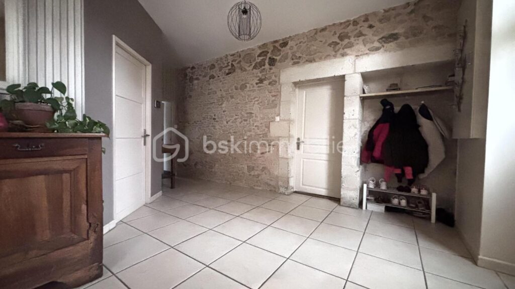 Longère avec vue dur la vallée – 6 pièces – 3 chambres – 200 m²