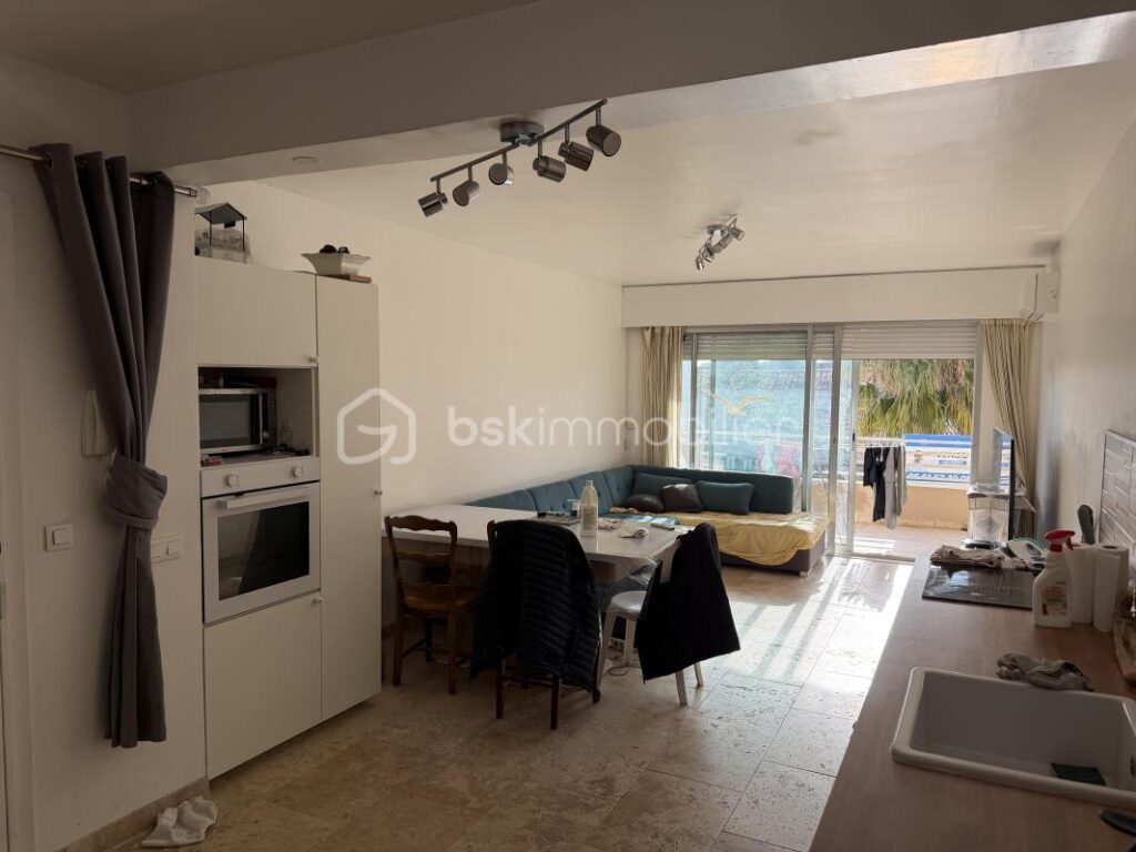EXCLUSIVITÉ, Appartement T4 traversant de 85m2, en plein Centre de Cavalaire sur Mer, 200m des Plages et Port – 4 pièces – 3 chambres – 84 m²