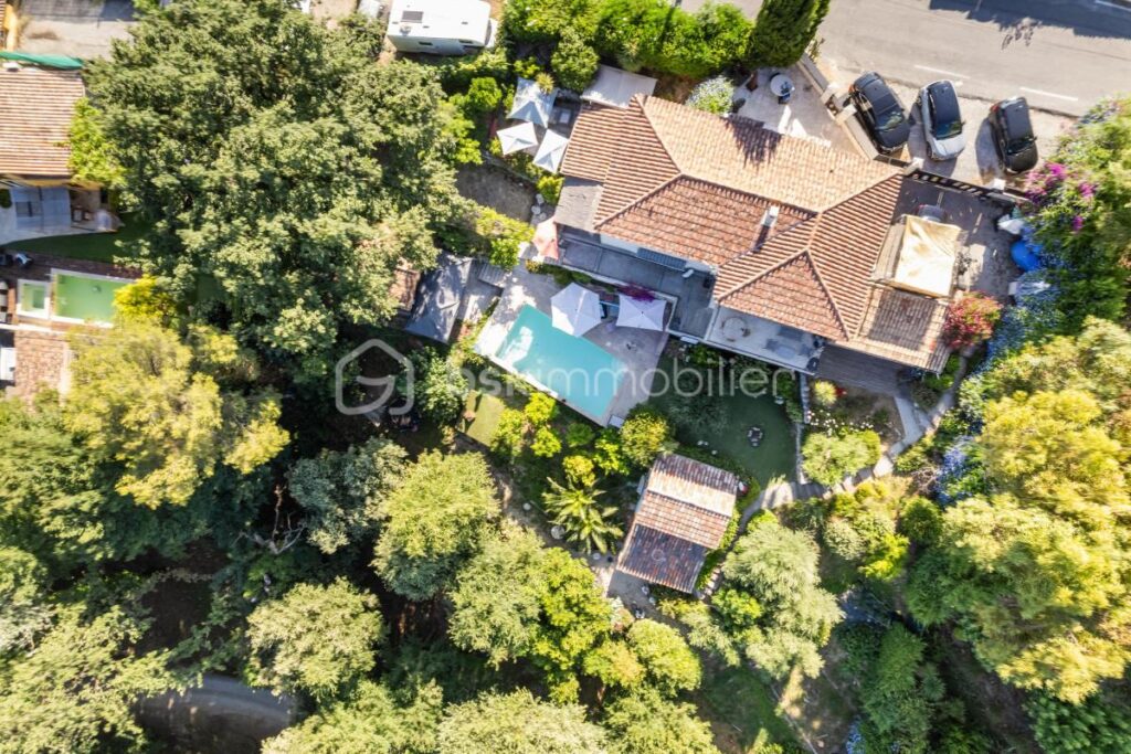 Maison d&rsquo;artiste à Saint Paul de Vence : un écrin de créativité et de sérénité – 7 pièces – 5 chambres – 312 m²