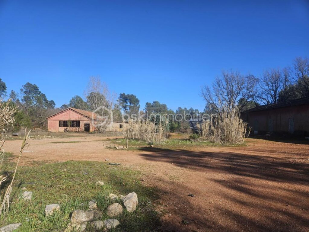 Propriété à rénover dans un cadre exceptionnel – Massif de la Sainte-Baume – 10 pièces – 6 chambres – 220 m²