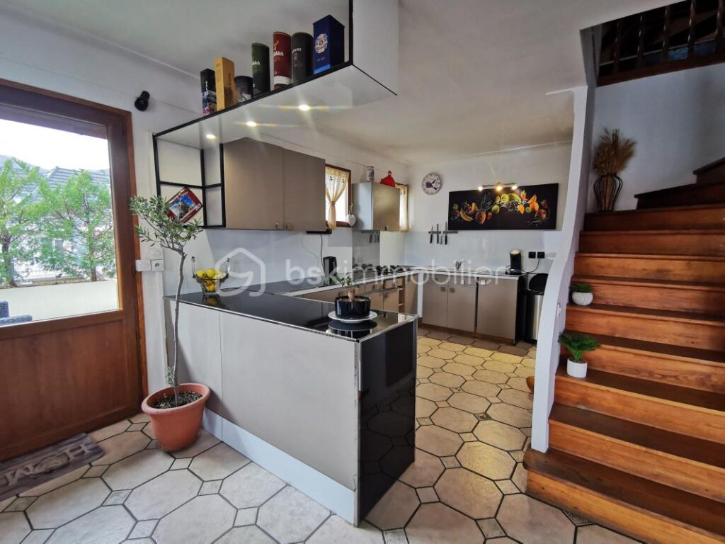 LA MURE SUD (38350) – VUE SUR L’OBIOU – Sur une parcelle de 1 380m², Grande MAISON FAMILIALE de 222 m² + 229 m² de dépendances – 10 pièces – 5 chambres – 222 m²