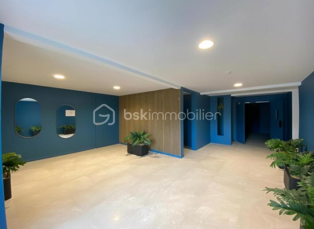 Appartement 3 pièces à restaurer entièrement de 100 m² avec mezzanine et balcon – Résidence avec ascenseur et parkings avec portail électrique sécurisé – Idéal résidence principale, résidence secondaire ou investisssement locatif – 3 pièces – NR chambres – 99 m²