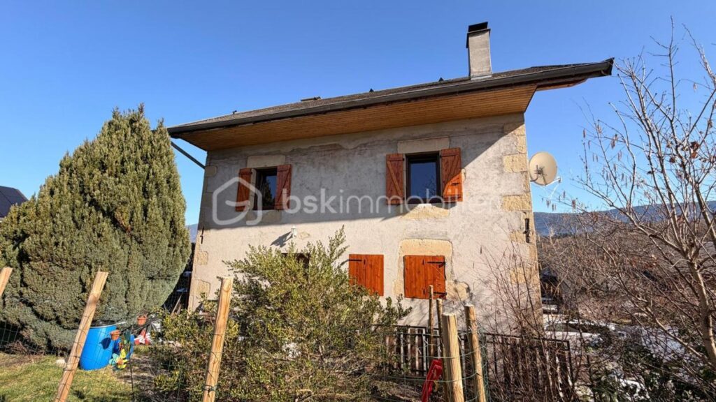 À Vendre – Maison ancienne 117 m² avec sous-sol complet – Terrain 1 000 m² – Vue montagne – Sans vis-à-vis – 5 pièces – 4 chambres – 117 m²
