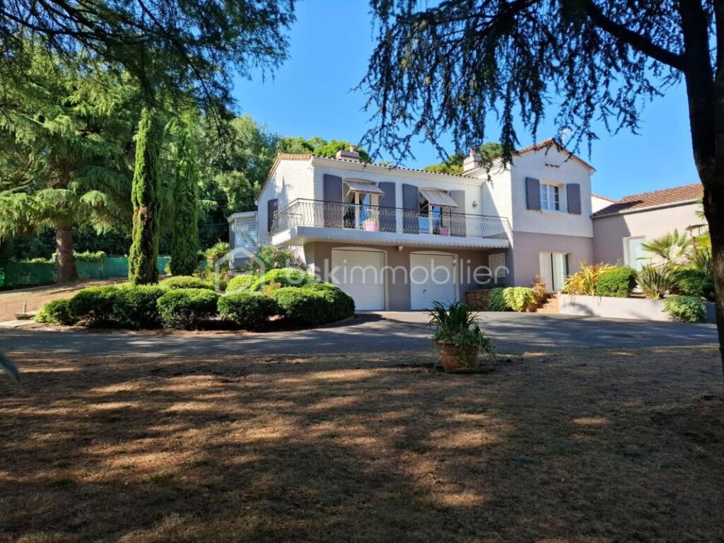 Maison de plain-pied – Quartier résidentiel à Vertou – 6 pièces – 3 chambres – 136 m²