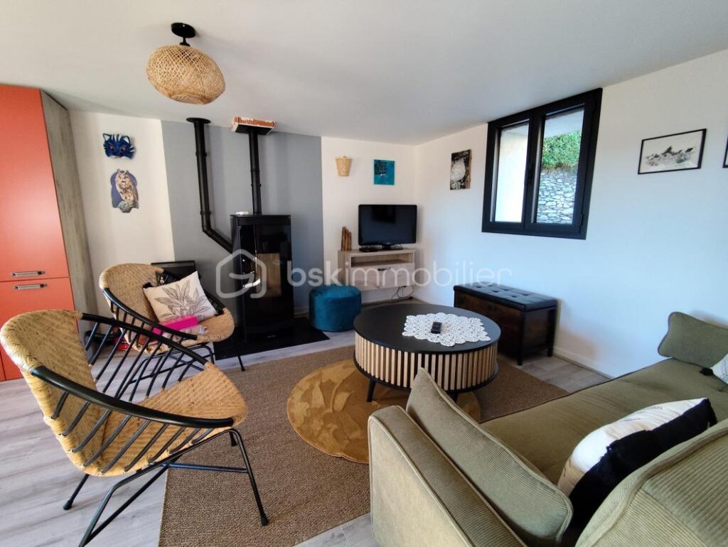 MAISON EN PIERRE ENTIEREMENT RÉNOVÉE AVEC TERRASSE ET CAVE – 3 pièces – 2 chambres – 74 m²