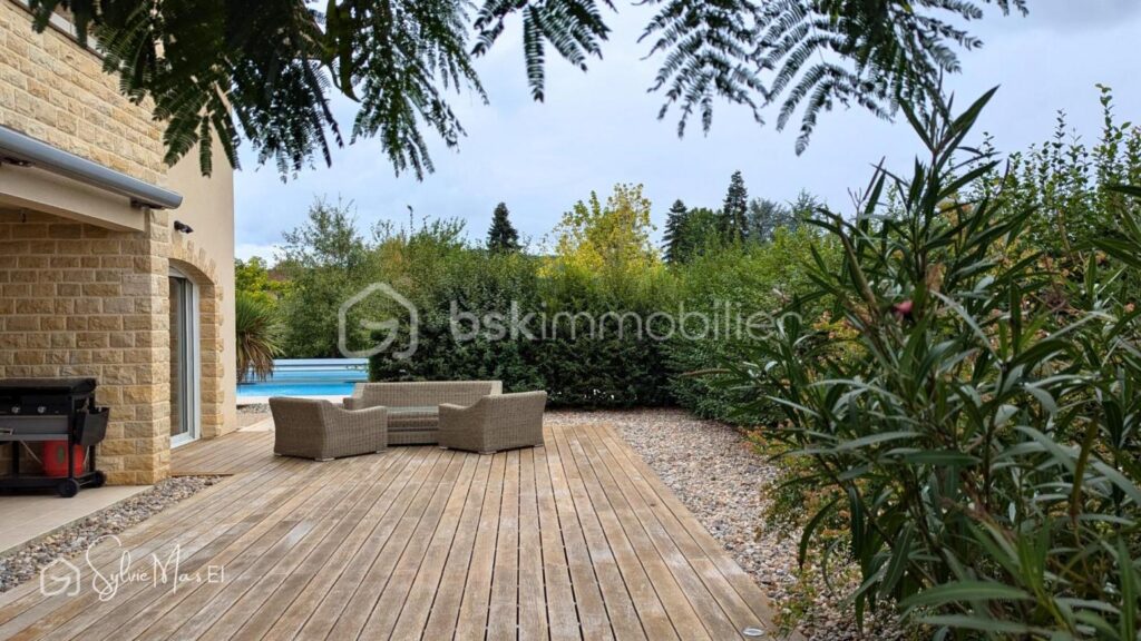 Élégante maison familiale avec piscine 220 m2 – vue imprenable – 8 pièces – 5 chambres – 220 m²