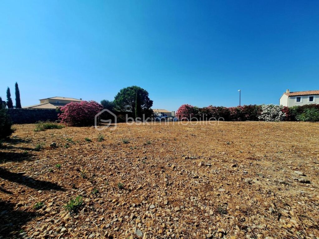 Terrain constructible de 1015m2 – viabilisé – clôturé – rare sur le secteur – NR pièces – NR chambres – 1015 m²