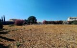Terrain constructible de 1015m2 – viabilisé – clôturé – rare sur le secteur – NR pièces – NR chambres – 1015 m²