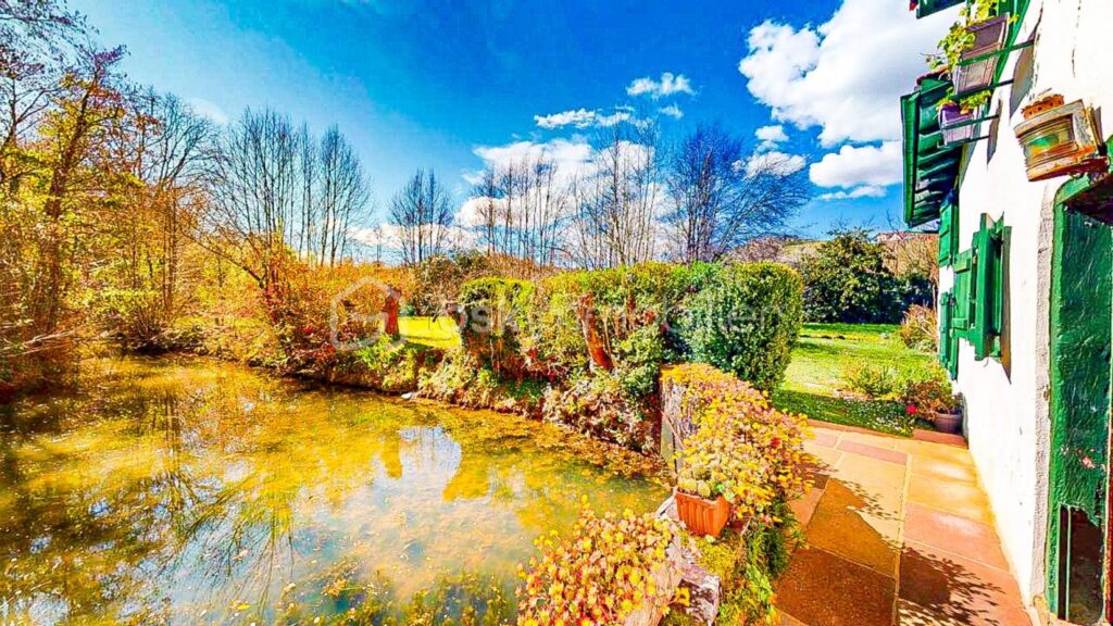 Ancien moulin sur un terrain plat de 8023m² proche du centre ville d’Hasparren ! – 6 pièces – 4 chambres – 128 m²