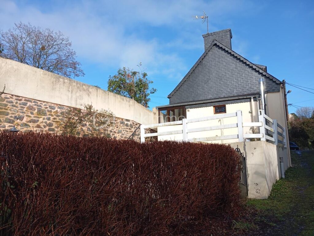 Maison habitable ** bourg callac** terrain**dépendances – 4 pièces – 2 chambres – 53 m²