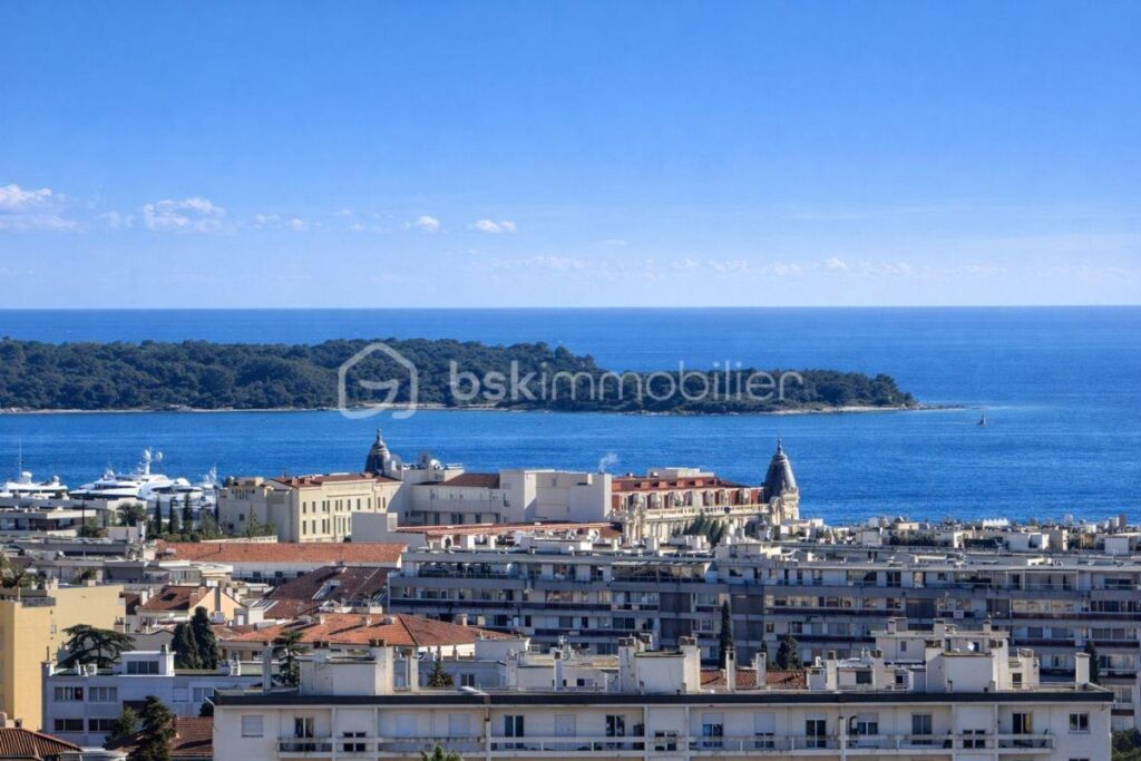 CANNES MONTROSE – STUDIO REFAIT A NEUF – VUE MER PANORAMIQUE – DERNIER ETAGE – 1 pièce – 1 chambre – 18 m²