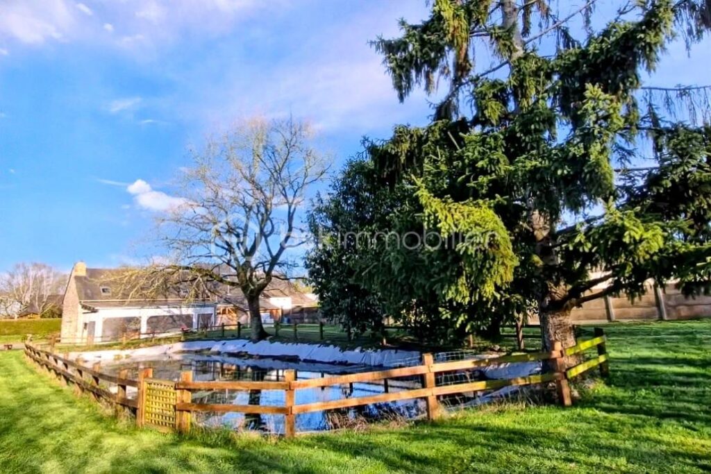 Longère de caractère dans un havre de paix, proche de l’axe RENNES-PARIS – 7 pièces – 5 chambres – 126 m²