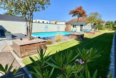 Maison familiale haut de gamme – Piscine, spa, extérieurs soignés et triple garage – 6 pièces – 3 chambres – 187 m²