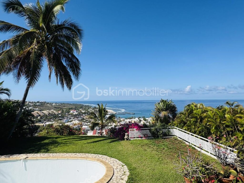 À vendre – Villa vue panoramique à St Gilles les bains – 5 pièces – 4 chambres – 230 m²