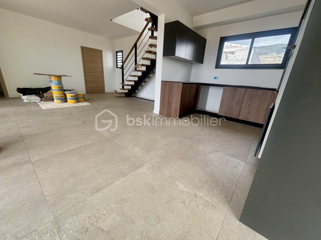 Magnifie Villa F5 110m² Les-Trois-Bassins sur la côte – 5 pièces – 4 chambres – 110 m²