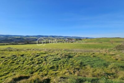 Ancien corps de ferme avec 4,7 hectares – Vue exceptionnelle – Proximité Roanne – 6 pièces – 5 chambres – 185 m²