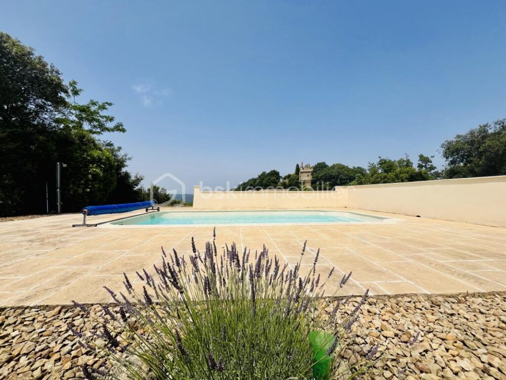 Grande maison divisée en deux appartements avec PISCINE ET VUE IMPRENABLE – 7 pièces – 5 chambres – 223 m²