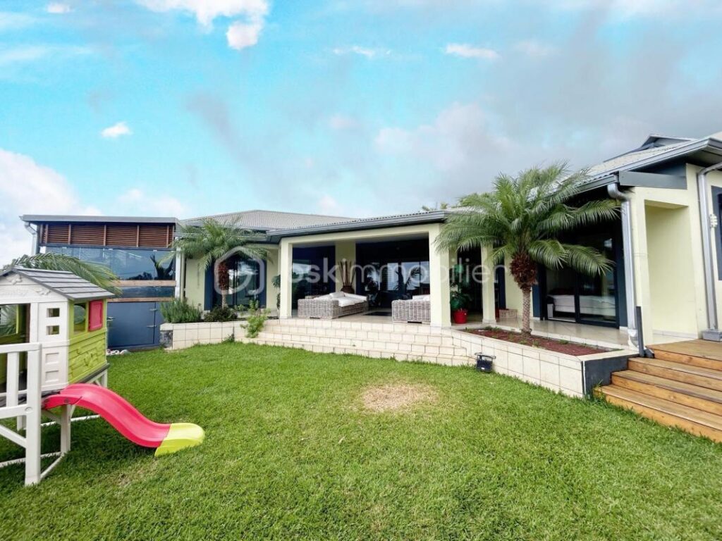 Villa de 360 m² de surface utile – 6 pièces – 4 chambres – 180 m²