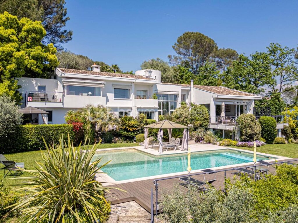 Valbonne – Villa d’exception au cœur de la nature, à pied du village – 12 pièces – 8 chambres – 518 m²