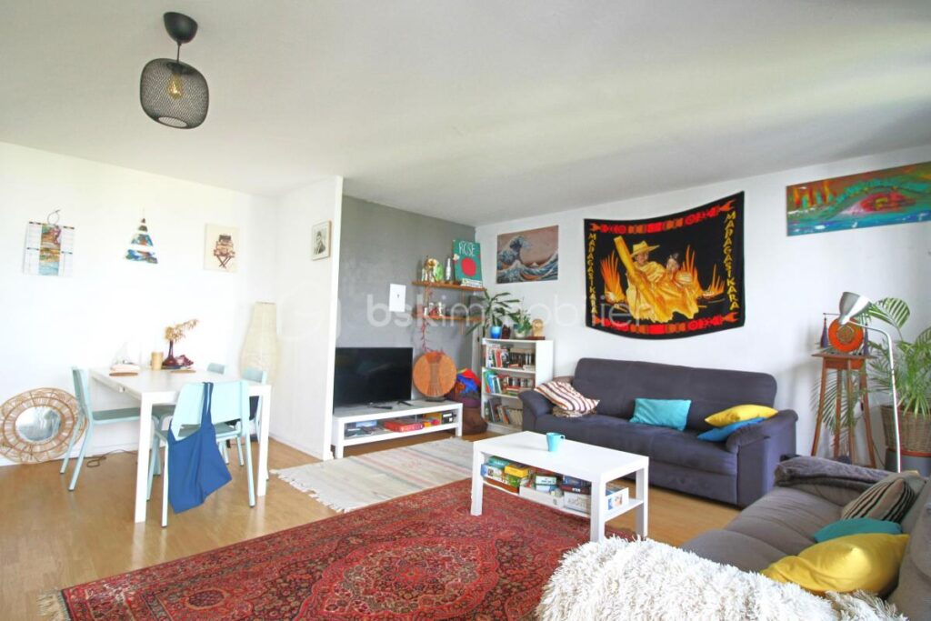 Superbe T4 de 89 m² avec cave et grand balcon loué en collocation – 4 pièces – 3 chambres – 85 m²