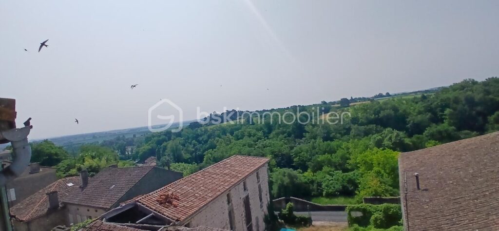 Maison Tour Historique – 4 pièces – 3 chambres – 120 m²