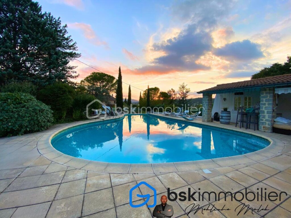 Maison d’Exception à Saint-Privat-des-Vieux – 7 pièces – 4 chambres – 175 m²