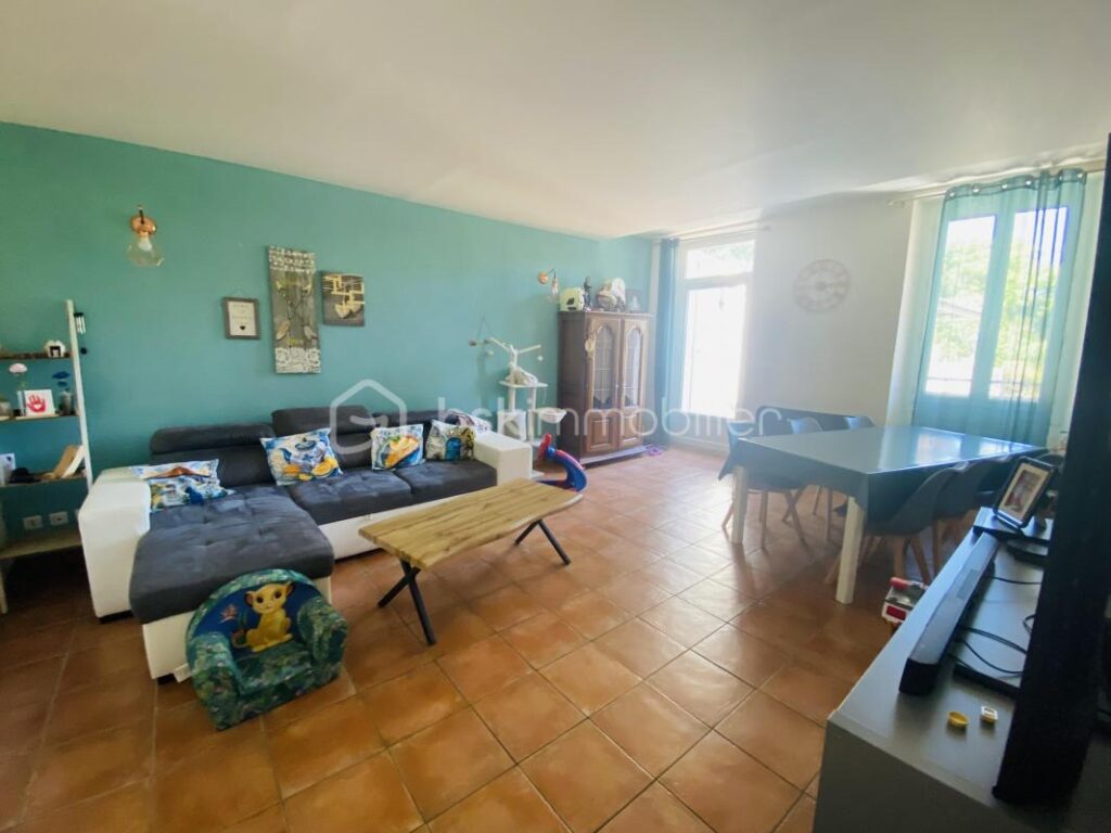 Bel appartement T4 à Signes avec terrasse et cave – 4 pièces – 3 chambres – 106 m²
