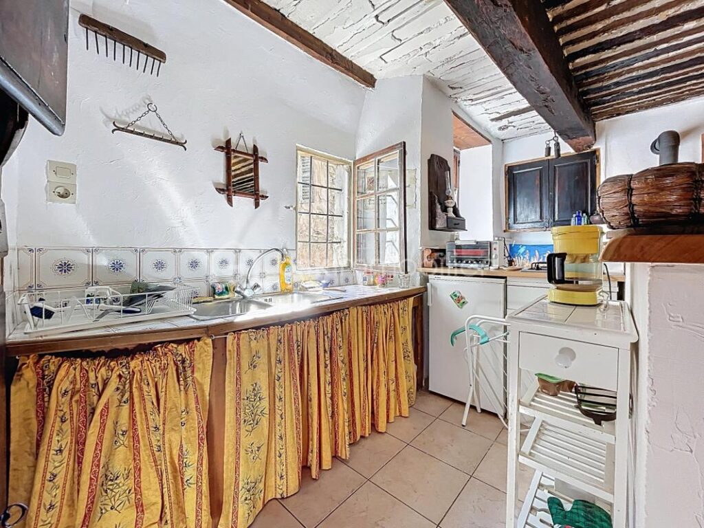 Grand appartement F1 avec coin nuit au cœur du village de Péone (06470) – 1 pièce – 1 chambre – 44 m²