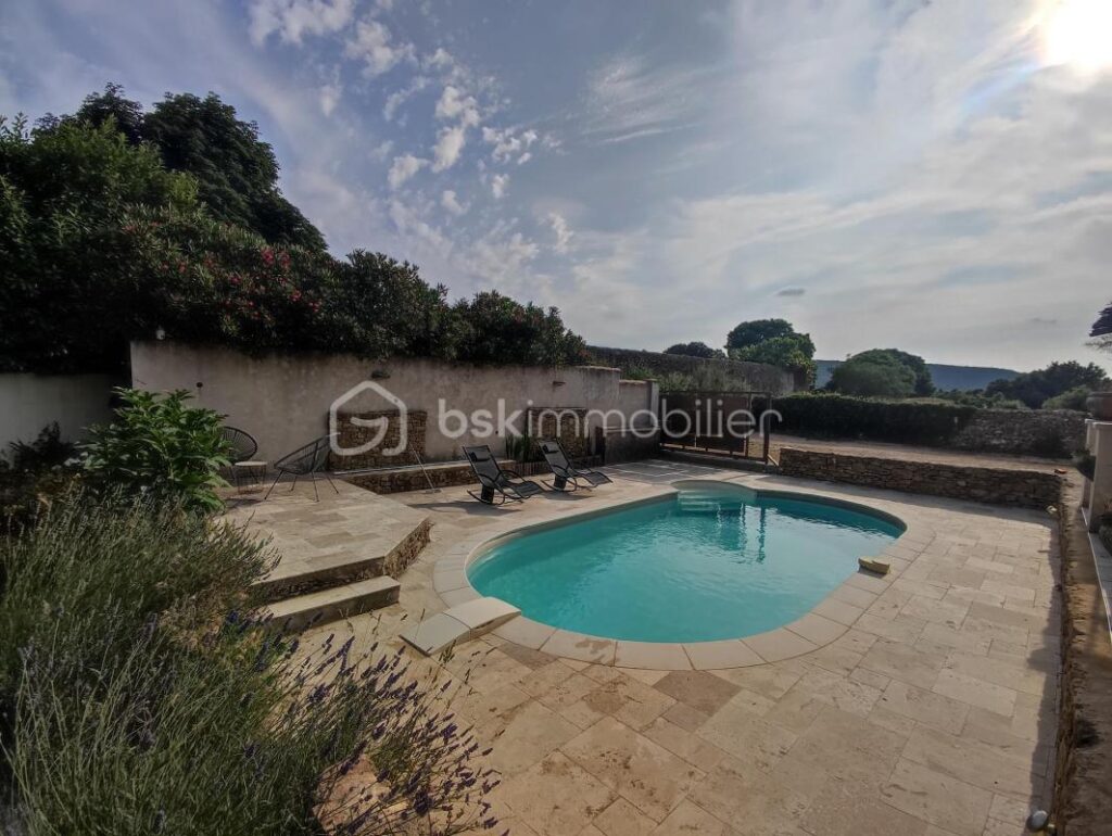 Plain-pied de 2010 avec piscine – 5 pièces – 3 chambres – 100 m²