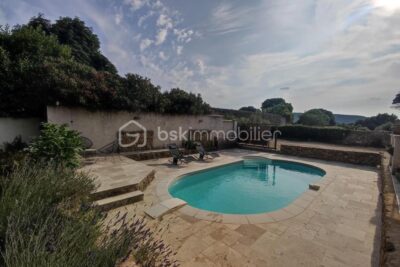 Plain-pied de 2010 avec piscine – 5 pièces – 3 chambres – 100 m²