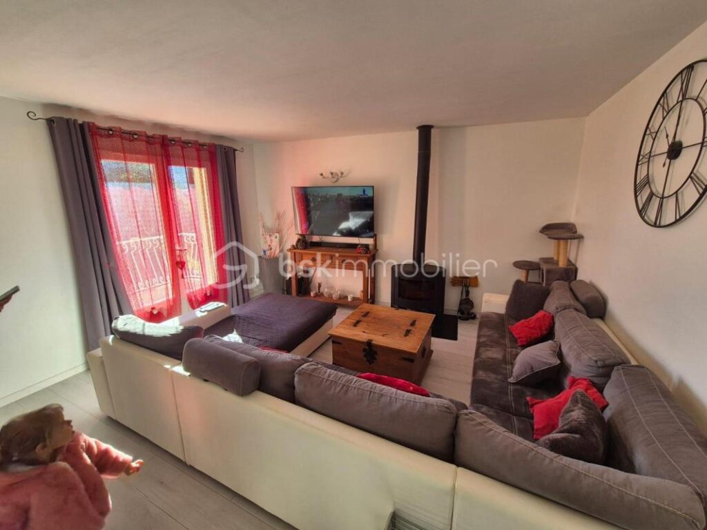 Maison rénovée de 128 m² – 4 chambres – proche de toutes les commodités et du village de Gonfaron – 5 pièces – 4 chambres – 128 m²