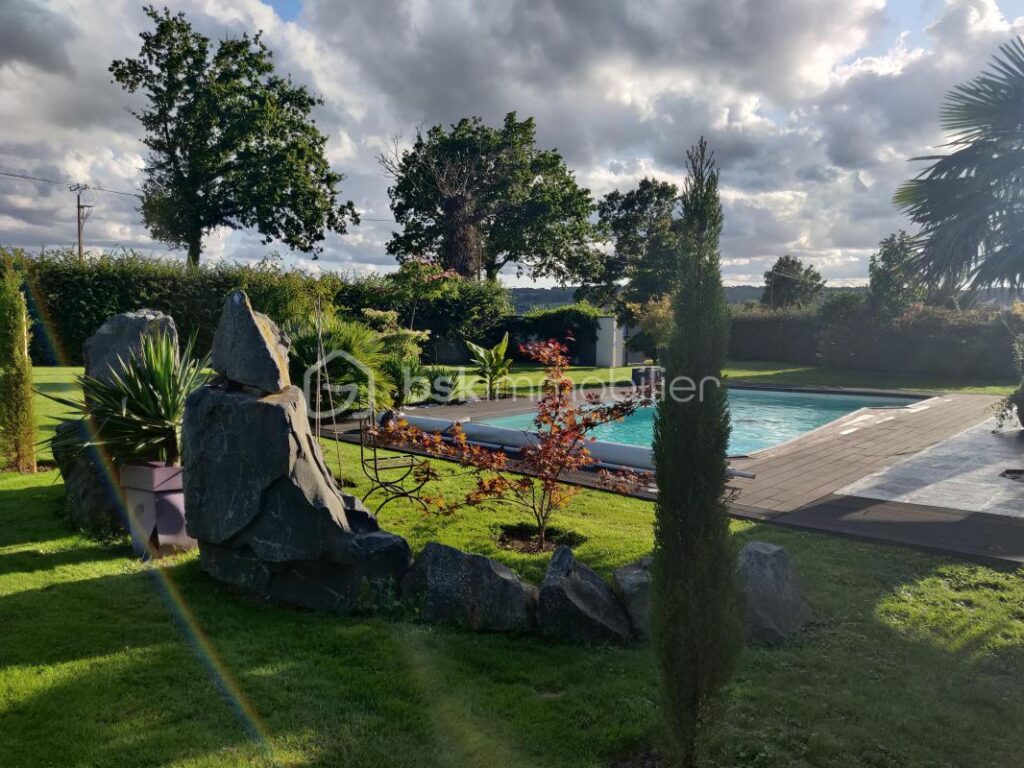 Maison avec piscine – 6 pièces – 3 chambres – 197 m²