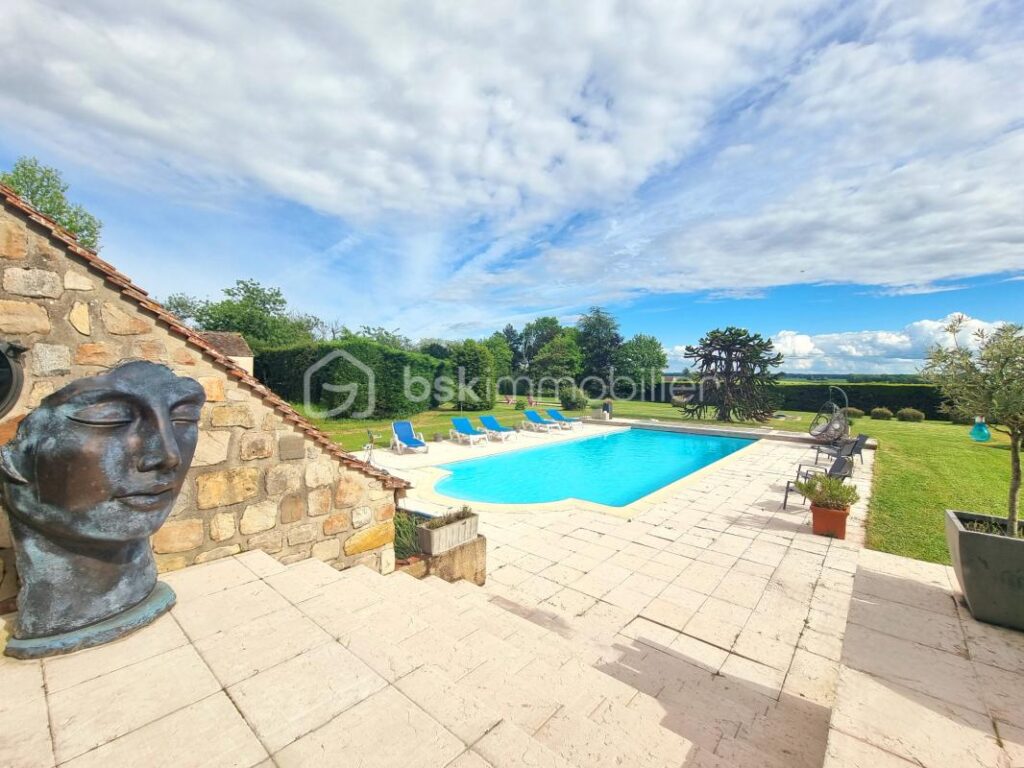 CHARMANTE MAISON EN PIERRE, 8 PIÈCES, 4 CHAMBRES, GARAGE, ANNEXES, PISCINE !!! – 8 pièces – 4 chambres – 245 m²