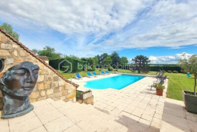 CHARMANTE MAISON EN PIERRE, 8 PIÈCES, 4 CHAMBRES, GARAGE, ANNEXES, PISCINE !!! – 8 pièces – 4 chambres – 245 m²
