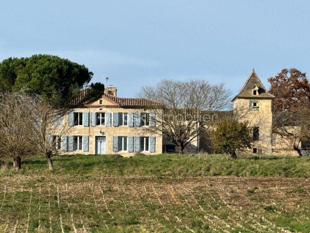 Belle maison en pierres, Dépendances –garage–3 ha 82 – 8 pièces – 6 chambres – 250 m²