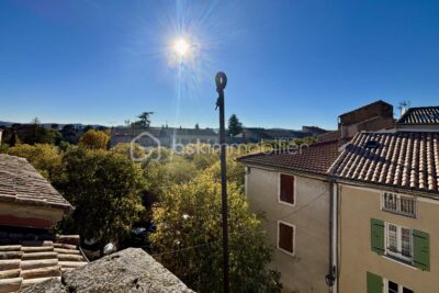 Entre tradition et modernité, découvrez le charme de cette belle maison de village refaite à neuf – 5 pièces – 4 chambres – 113 m²