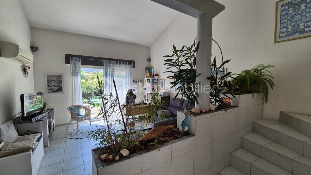 A VENDRE MAISON 3 FACES DE 131M² SUR TERRAIN DE 336M² A CERET – TROIS CHAMBRES – GARAGE – CLIMATISATION REVERSIBLE – VUE SUR LE VALLESPIR – AUCUN VIS A VIS – GARAGE – 6 pièces – 3 chambres – 131 m²