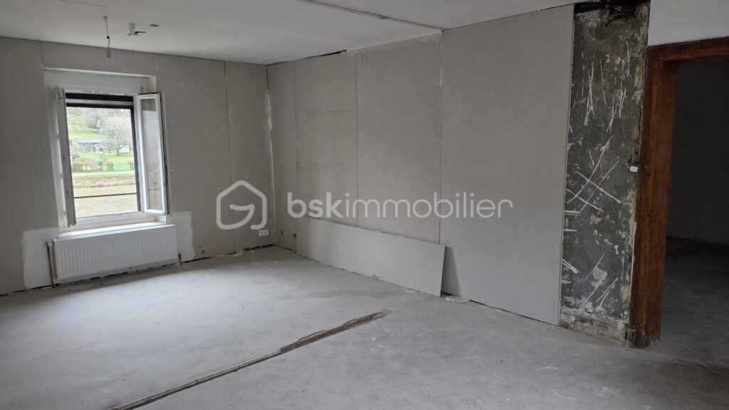 Bogny-sur-Meuse : Ensemble immobilier polyvalent divisé en 2 maisons avec belle vue dégagée sur la Meuse – 7 pièces – 4 chambres – 126 m²