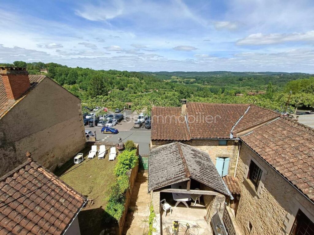Vends Maison en Plein Cœur du Centre Ville de Belvès avec Terrasse Couverte & Jardin – 4 pièces – 3 chambres – 108 m²
